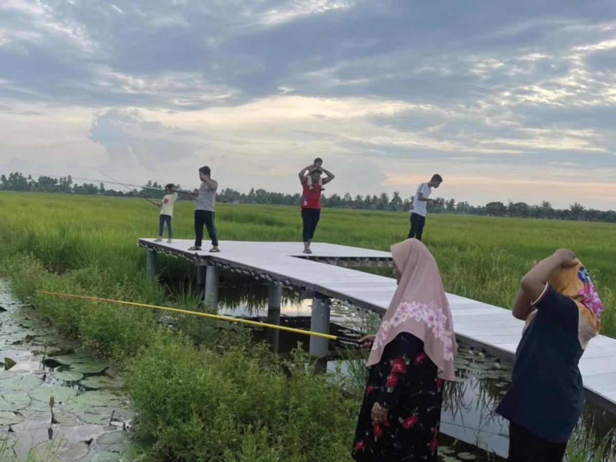 Kurau Inn Farmstay Kuala Kurau Exteriör bild