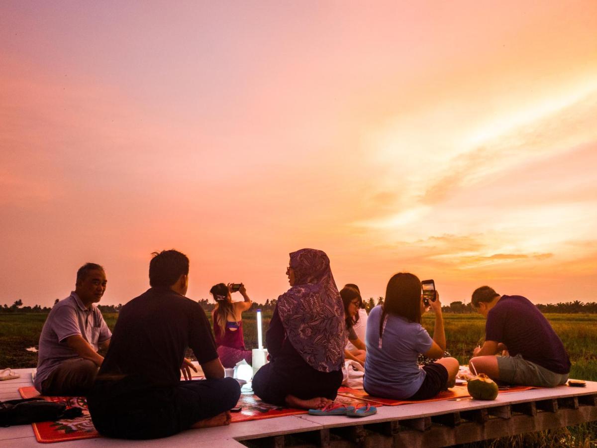 Kurau Inn Farmstay Kuala Kurau Exteriör bild