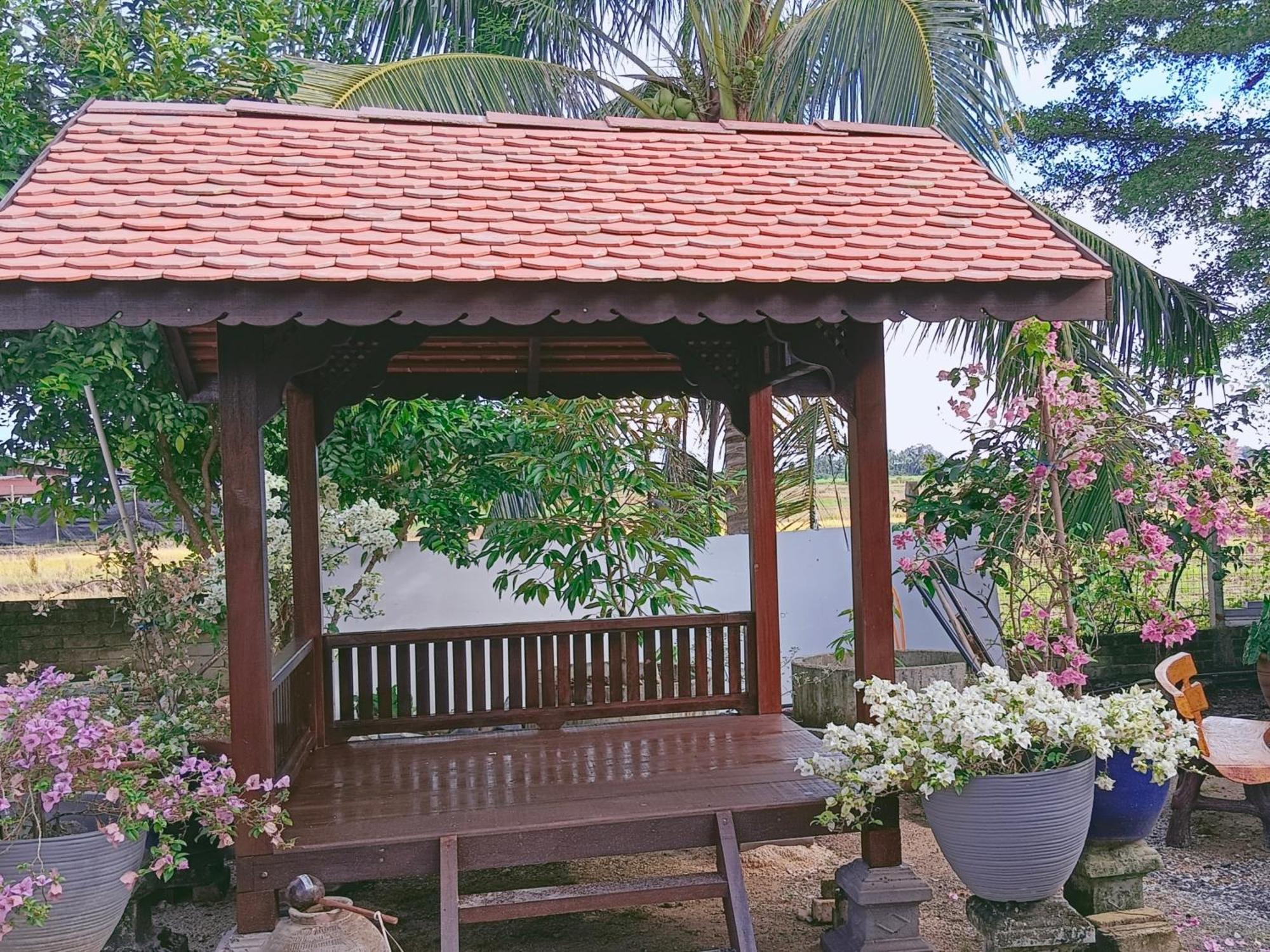 Kurau Inn Farmstay Kuala Kurau Exteriör bild